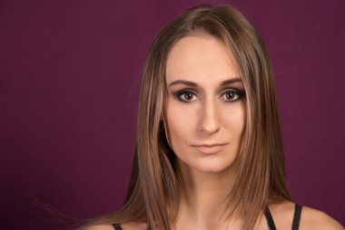 Güzel, mor arka plan üzerinde üzgün kadın portre