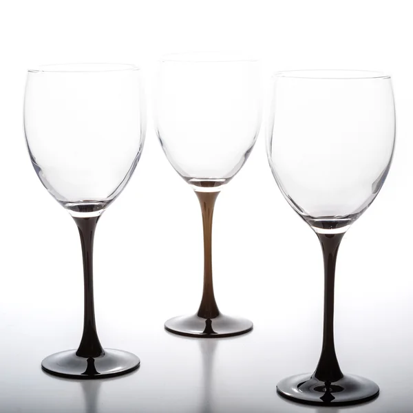 Drei leere Weingläser vor weißem Hintergrund — Stockfoto