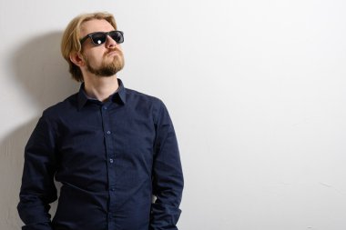 Çekici bir adam mavi gömlek ve güneş gözlüğü