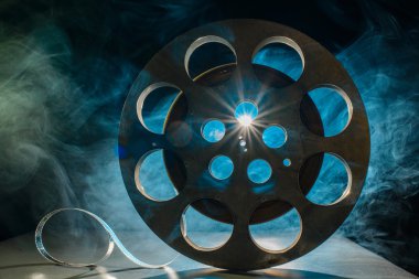 Metal makara film karanlık bir arka plan üzerinde