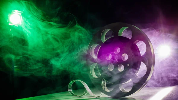 煙の緑と紫でレトロなフィルムのリール — ストック写真
