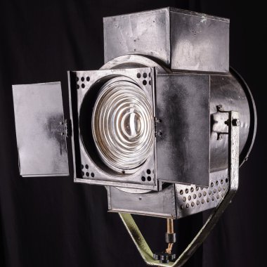 siyah arka plan üzerine Vintage tiyatro spot ışığı