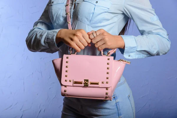 Trendy woman in jeans and denim shirt with pink handbag — Stock Photo, Image