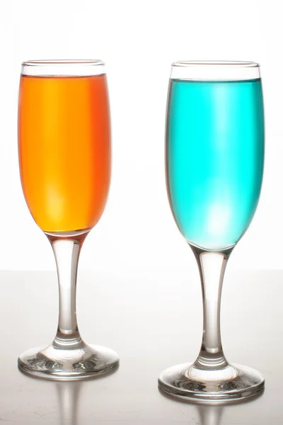 Zwei Gläser Champagner mit farbigen Flüssigkeiten — Stockfoto