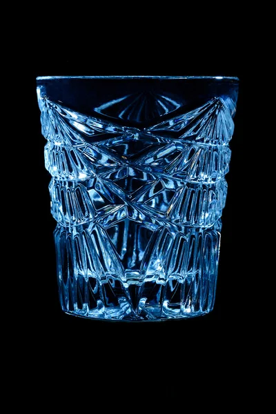 Facettiertes klares Kristall-Leerglas auf schwarzem Hintergrund — Stockfoto