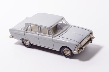 Gri beyaz bir arka plan üzerinde eski retro otomobil modeli