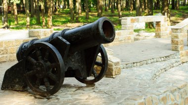 iskelede antika döküm metal top