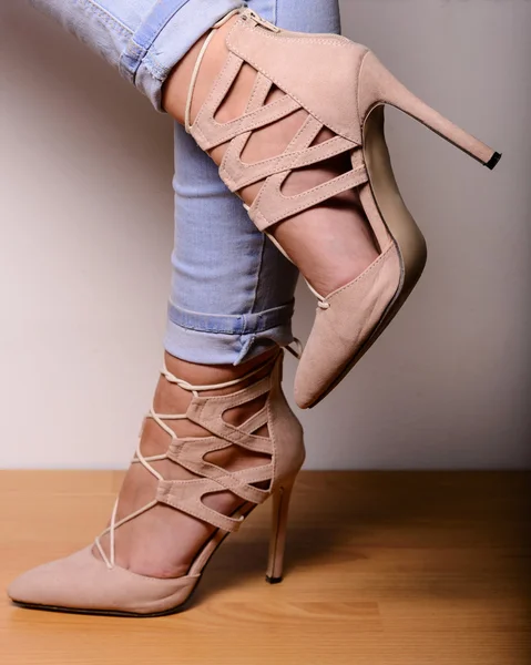 Sexy pernas femininas em sapatos de camurça de salto alto com laço — Fotografia de Stock