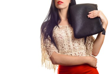 Kırmızı etek siyah deri çanta tutan trendy genç kız