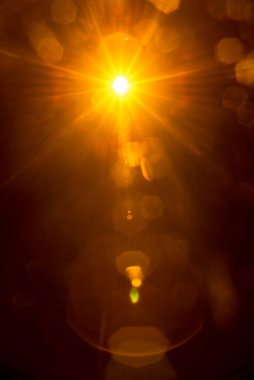 Siyahta soyut Doğal Güneş parlaması.