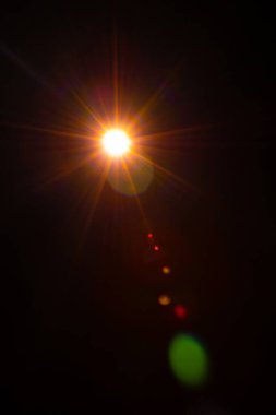 Siyah arkaplanda güneş parlıyor