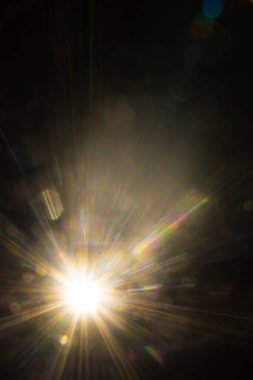 Siyahta soyut Doğal Güneş parlaması.