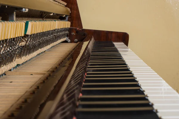 Fondo de teclado de piano con enfoque selectivo. Imagen tonificada de color cálido —  Fotos de Stock