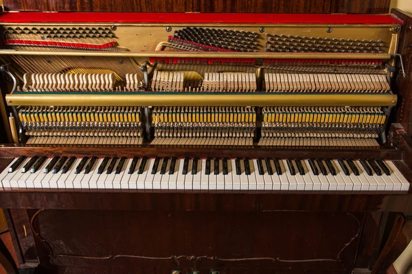 Altes kaputtes Klavier steht an der Wand — Stockfoto