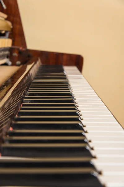 Fondo de teclado de piano con enfoque selectivo. Imagen tonificada de color cálido —  Fotos de Stock