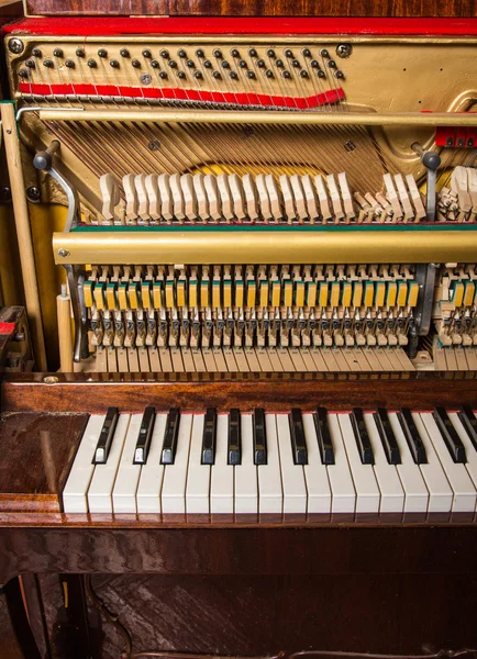 Nahaufnahme von Inside Element Vintage Piano — Stockfoto