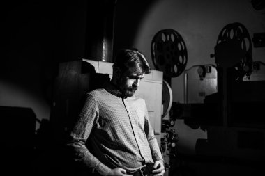 adam bir film projektör Oda makinist içinde yakınındaki ayakta