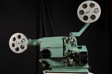 Siyah bir zemin üzerine eski film projektör