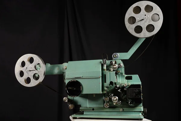 Oude filmprojector op een zwarte achtergrond — Stockfoto