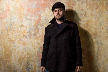 çekici genç sakallı adam bir bezelye ceket