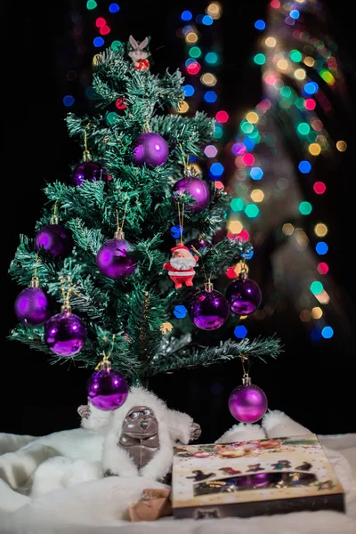 Maschera di anno nuovo contro rami di albero della pelliccia con coni — Foto Stock