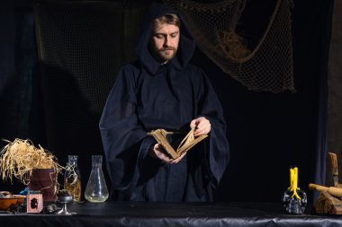 Laboratuvarında çalışan bir deli Ortaçağ bilim adamı portresi.