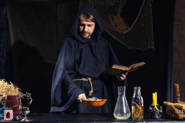 Laboratuvarında çalışan bir deli Ortaçağ bilim adamı portresi.