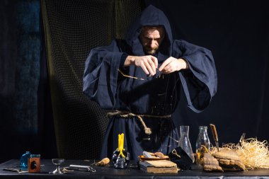 Laboratuvarında çalışan bir deli Ortaçağ bilim adamı portresi.