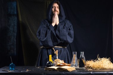 Laboratuvarında çalışan bir deli Ortaçağ bilim adamı portresi.