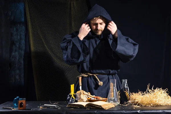 Laboratuvarında çalışan bir deli Ortaçağ bilim adamı portresi.