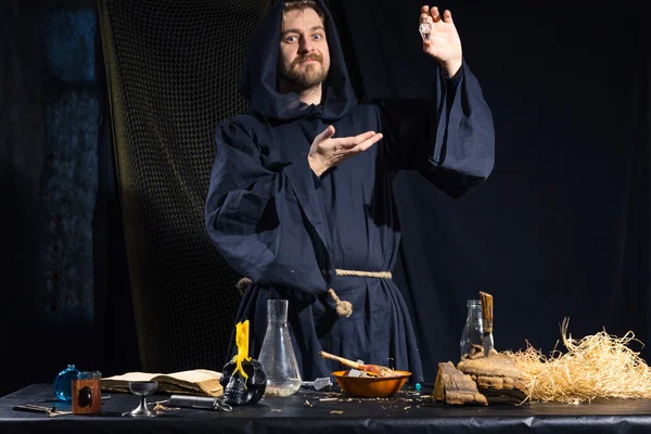 Portrait of a crazy medieval scientist working in his laboratory. — Stock Photo, Image