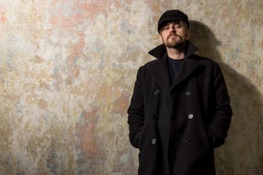 Cool adam kayalar ceket ve gazeteci çocuk şapkası 