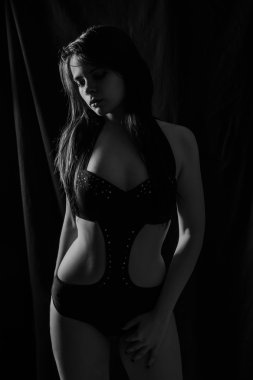 güzellik bakımı. kadın. siyah beyaz portre düşük anahtar.