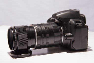 beyaz zemin üzerinde bir makro lens ile fotoğraf makinesi