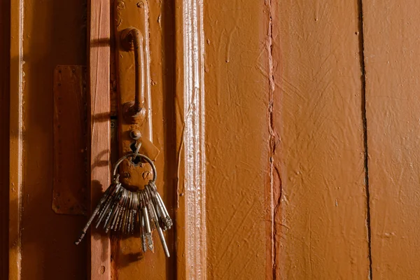 Keys in the lock of a old door — Stock Photo, Image