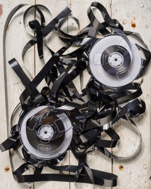 Manyetik bant ahşap arka plan üzerinde.