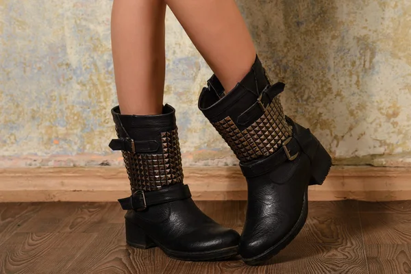 Automne bottes noires pour femmes dans les bretelles et les rivets — Photo