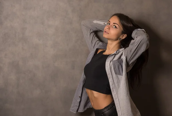 Menina em uma camisa de algodão — Fotografia de Stock