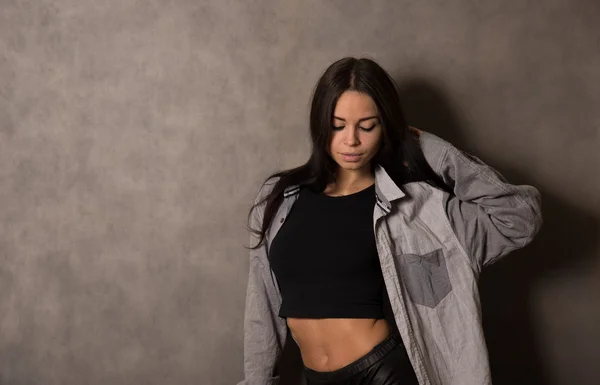 Menina em uma camisa de algodão — Fotografia de Stock