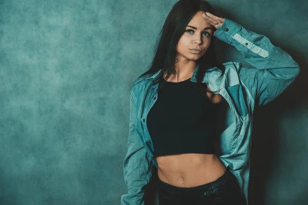 Chica en una camisa de algodón — Foto de Stock