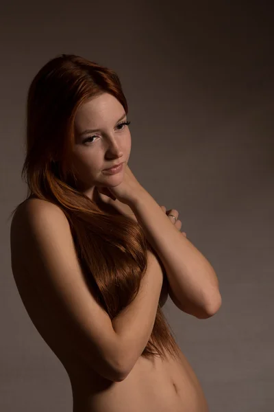 Модный портрет рыжеволосой женщины с длинными волосами — стоковое фото