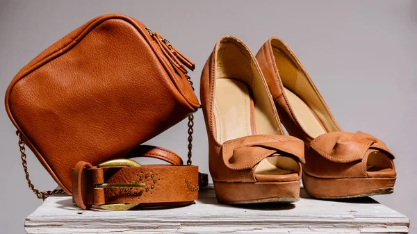 Braune Damentasche mit Schuhen und Gürtel — Stockfoto