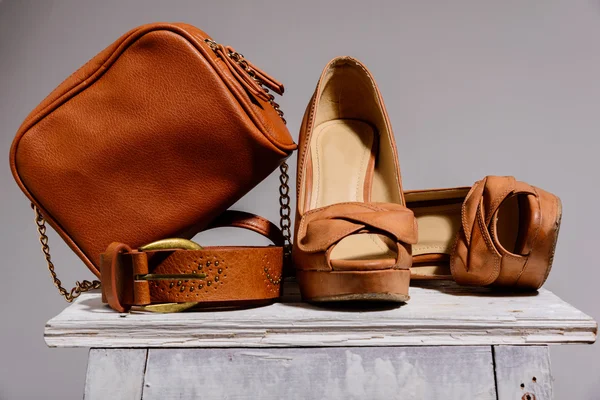 靴とベルトと茶色の女性バッグ ロイヤリティフリーのストック写真