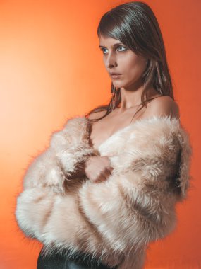 Beyaz kürk ceket genç esmer Bayan 