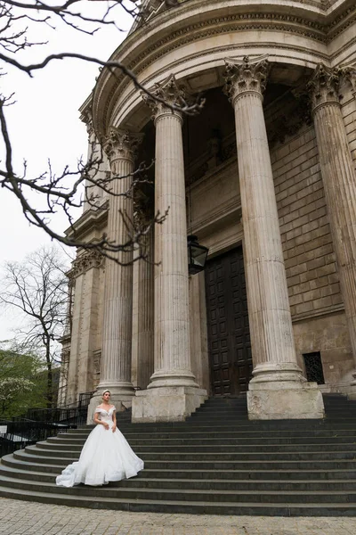 Noiva Vestido Noiva Branco Fundo Edifício Histórico Com Colunas — Fotografia de Stock