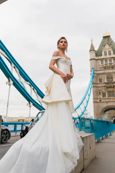 Noiva Vestido Branco Fundo Tower Bridge Carro — Fotografia de Stock