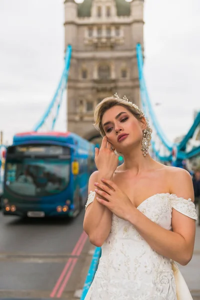 Panna Młoda Białej Sukience Tło Tower Bridge Samochód — Zdjęcie stockowe