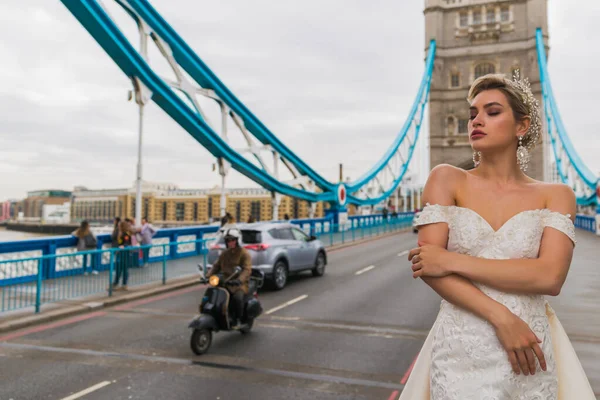 Panna Młoda Białej Sukience Tło Tower Bridge Samochód — Zdjęcie stockowe