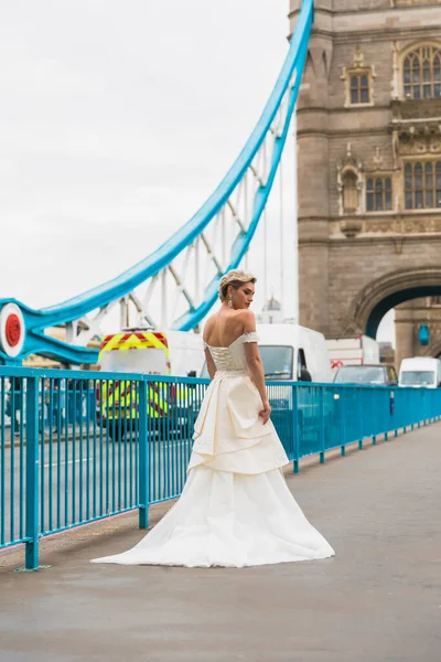白いドレスの花嫁 背景タワーブリッジと車 — ストック写真