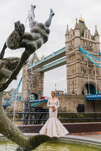 Noiva Vestido Marfim Fundo Tower Bridge Menina Com Uma Fonte — Fotografia de Stock